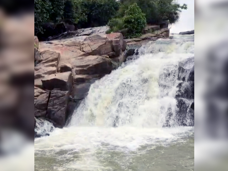 लगातार बारिश से गिरिडीह के उसरी जलप्रपात का जलस्तर बढ़ा।