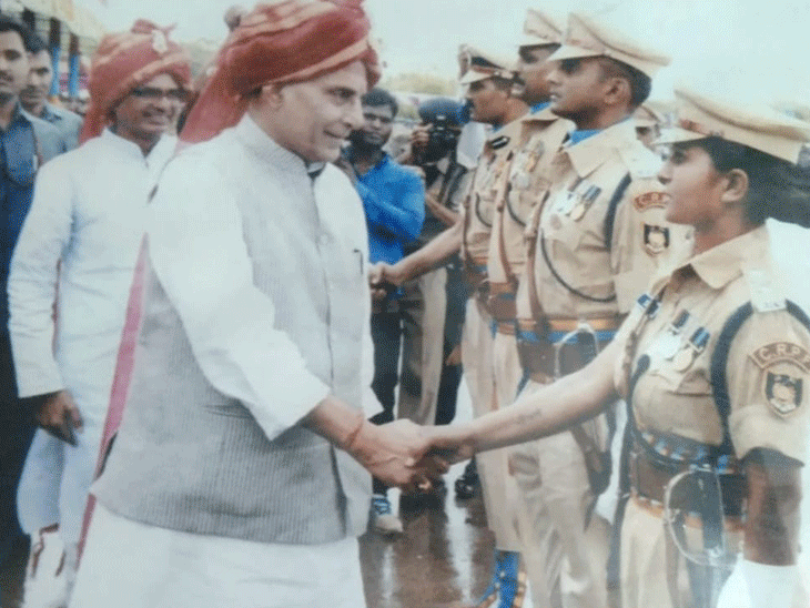 सोनिया सहरावत की एक पोस्ट में वो रक्षा मंत्री राजनाथ के साथ हाथ मिलाती दिखती हैं। वहीं, एक पोस्ट में वो ट्रॉफी लेते और एक में पिता के साथ खड़ी हैं।