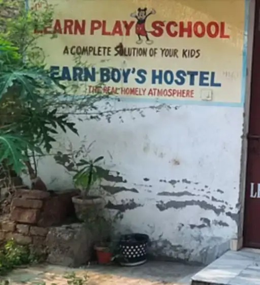 NEET का एग्जाम देने वाले कैंडिडेट्स को पटना के लर्न बॉयज हॉस्टल और लर्न प्ले स्कूल में रखा गया था। 4 और 5 मई 2024 की रात उन्हें क्वेश्चन पेपर और आंसर दिए गए थे।
