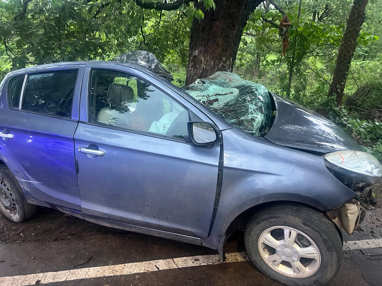 स्पष्ट नहीं हो पाया है कि हादसे के समय कार कौन चला रहा था।