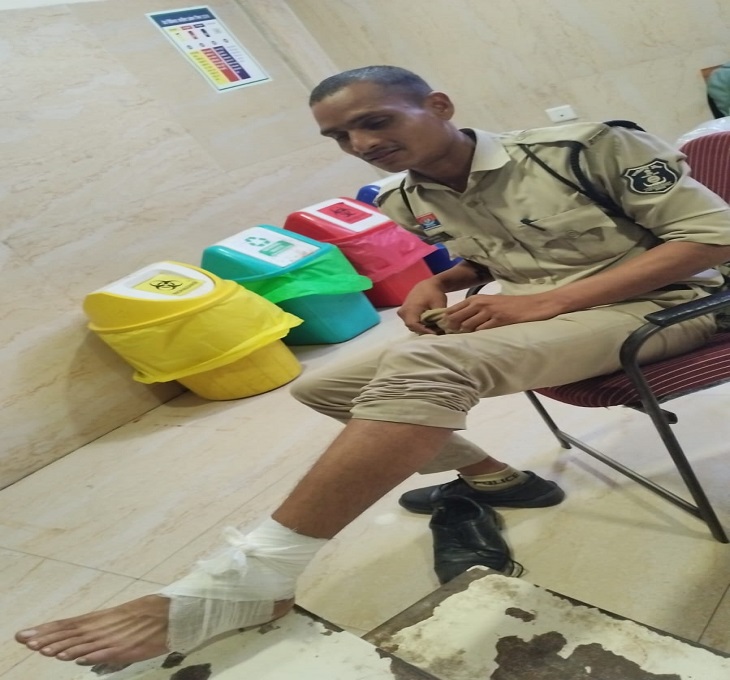 प्रदर्शन के दौरान पथराव और कांच फेंकने से पुलिसकर्मी के पैर में चोट आई है।