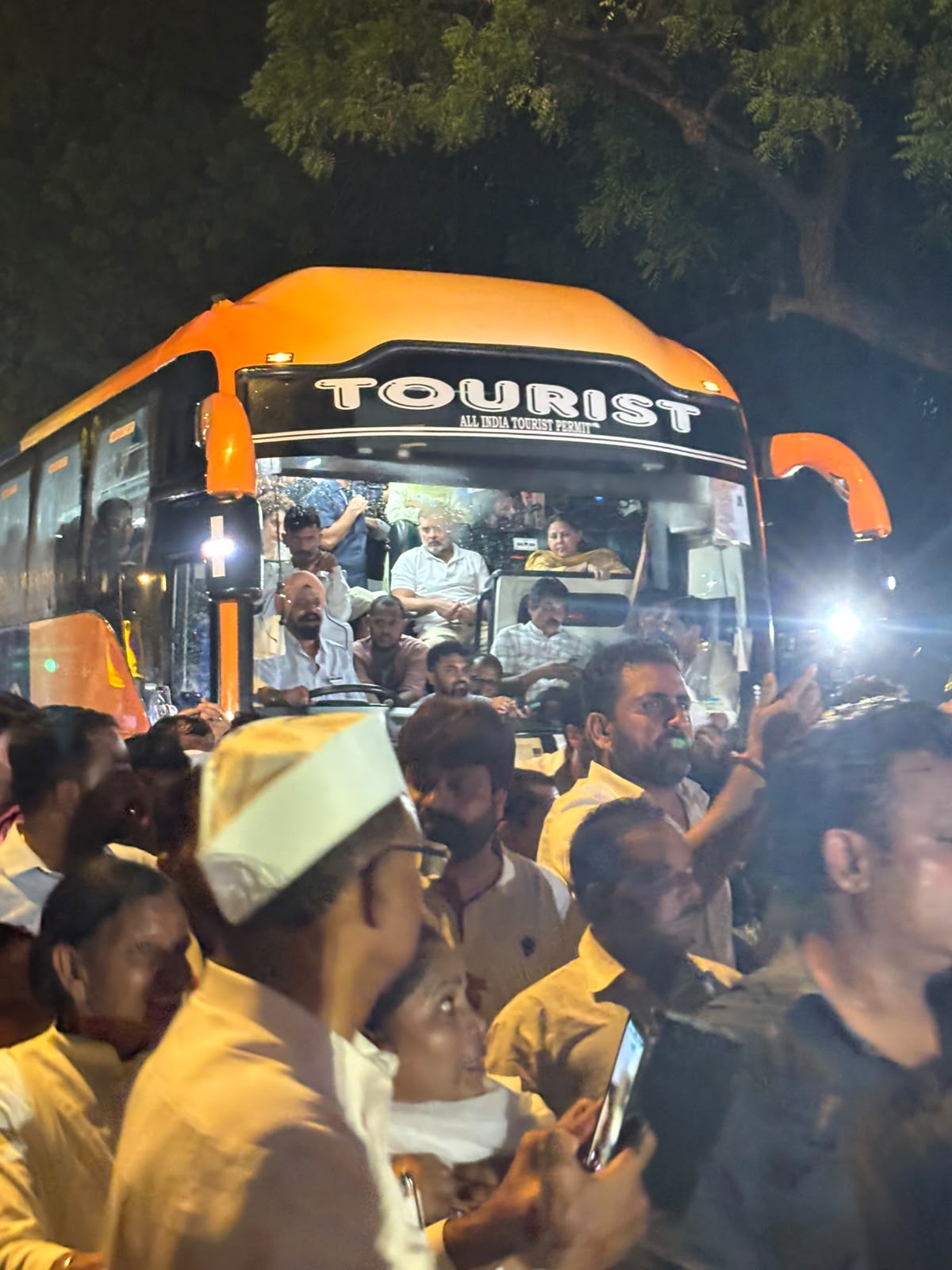 राहुल गांधींनी विरोधीपक्षासोबत गांधी स्मृतीस्थळापर्यंत मोर्चा काढला: राष्ट्रगीत गायले, मोबाईल टॉर्च लावून विद्यार्थ्यांवरील लाठीचार्जचा केला निषेध राहुल यांच्या घरापासून ७५० मीटर अंतरावर असलेल्या गांधी स्मृतीजवळ बस थांबवण्यात आली.