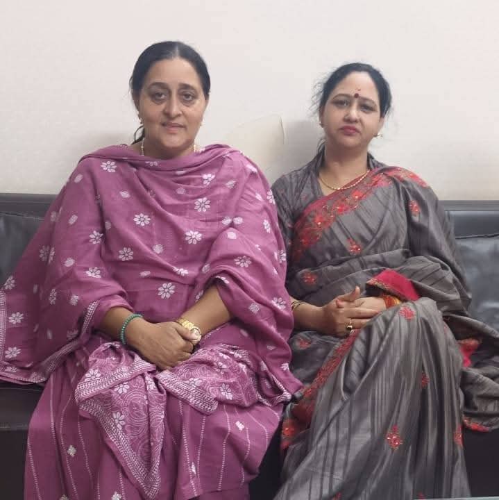 सीएम नायब सैनी की पत्नी सुमन सैनी के साथ मीना कंबोज।