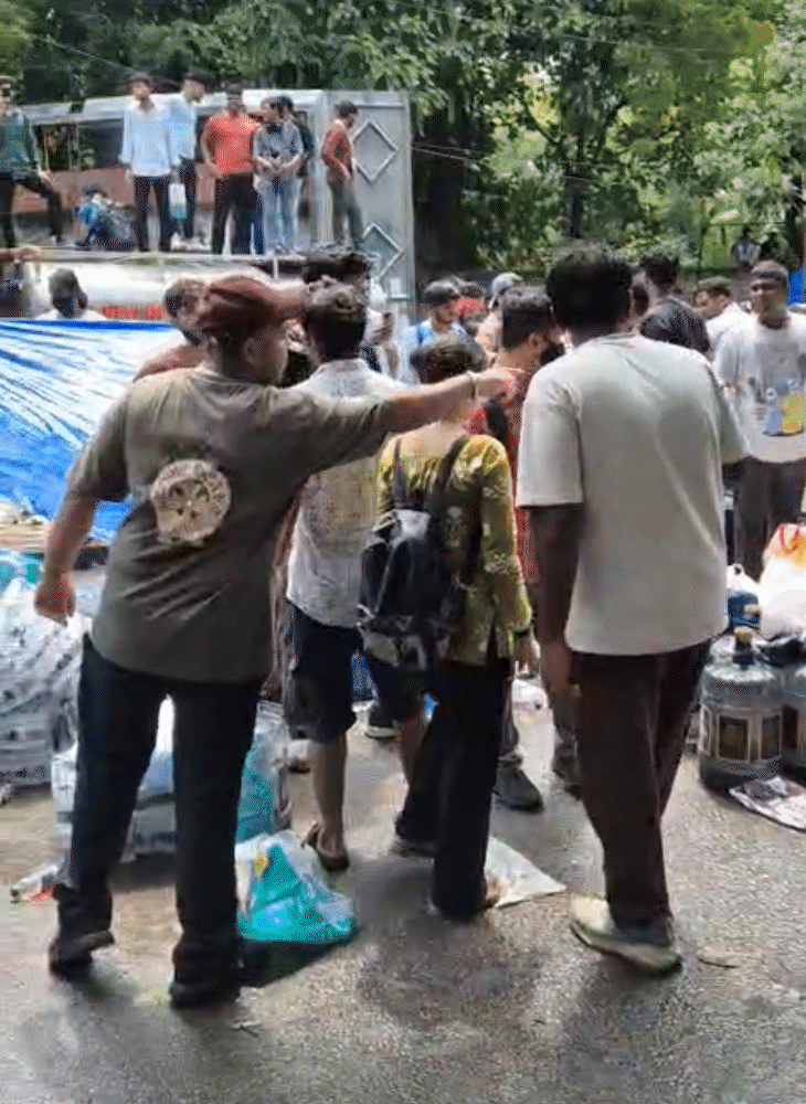 जंतर-मंतर पर खाना-दवा सिर्फ मुंबई, दिल्ली, यूपी और केरल से ही नहीं अमेरिका, कनाडा, कतर और दुबई जैसे देशों से भी ऑर्डर कर भेजे जा रहे हैं।