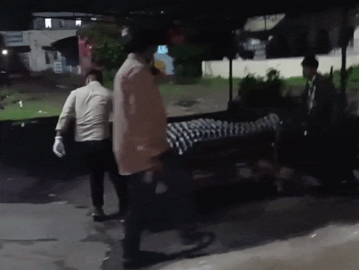 चाकू से हमले के बाद युवक की हॉस्पिटल ले जाते वक्त मौत।