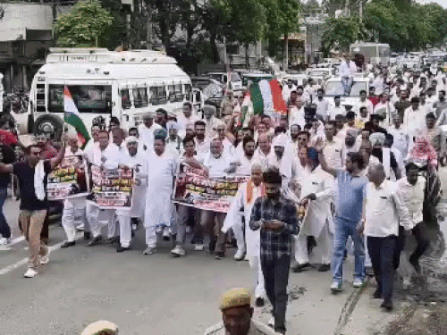 दिल्ली में युवाओं पर हुए लाठीचार्ज के विरोध में रोष मार्च निकालते हुए भाकियू सदस्य व अन्य। - Dainik Bhaskar