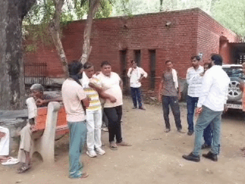 डेड हाउस में पोस्टमॉर्टम के दौरान पहुंचे मृतक के परिजन।