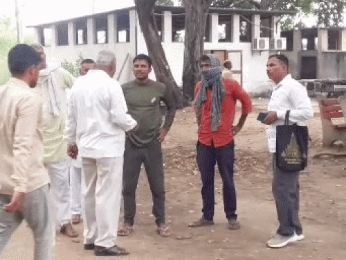 रोहतक के गांव मोखरा में सुरेश द्वारा सुसाइड करने के मामले में पोस्टमॉर्टम के लिए डेड हाउस पहुंचे परिजन। - Dainik Bhaskar