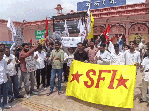 SFI ने सीकर रेलवे स्टेशन पर प्रदर्शन किया।