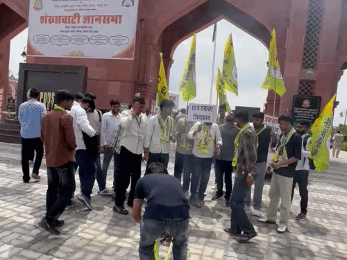 शेखावाटी यूनिवर्सिटी में RLP स्टूडेंट विंग ने प्रदर्शन किया।