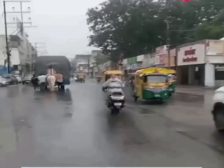 चार लोगों के साथ निकली बारात का वीडियो हो रहा वायरल।