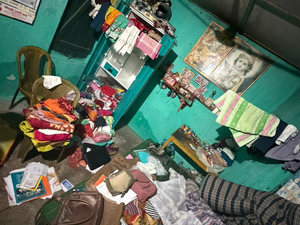 सूने क्वार्टर का ताला तोड़ लाखों की चोरी - Dainik Bhaskar