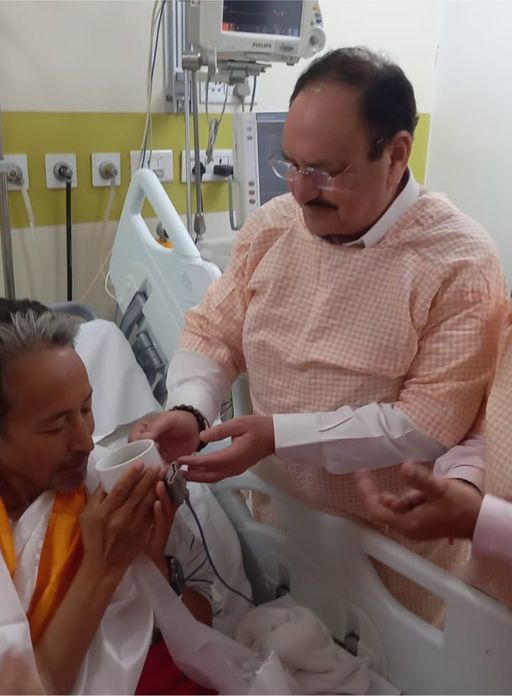 केंद्रीय मंत्री जेपी नड्डा ने जूस पिलाकर सोनम वांगचुक का अनशन तुड़वाया।