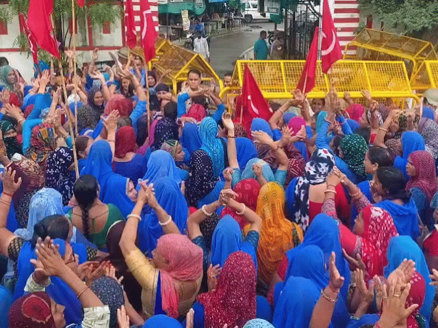 आशा सहयोगिनियों ने अपनी लंबित और प्रमुख मांगों को लेकर कलेक्ट्रेट के बाहर विरोध प्रदर्शन किया।
