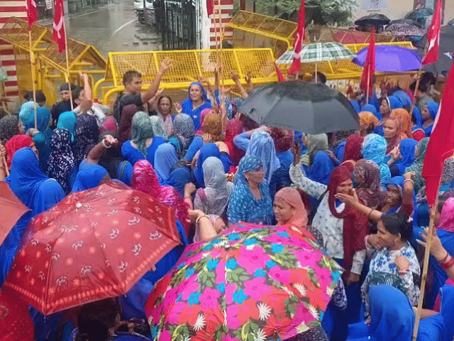 बारिश के अंदर भी जारी रखा अपना प्रदर्शन।