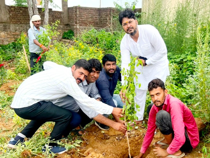 मेहंदीपुर बालाजी में पौधरोपण