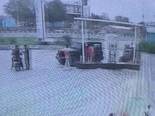 कैश के लिए बहानेबाजी करने लगा।