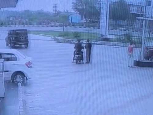 सेल्समैन ने थार का पीछा भी किया।