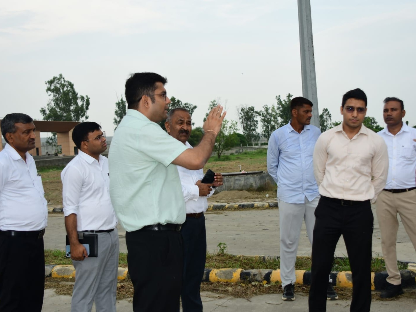 कुटेल मेडिकल यूनिवर्सिटी में व्यवस्थाओं का जायजा लेने के लिए पहुंचे डीसी डा. आनंद कुमार शर्मा।