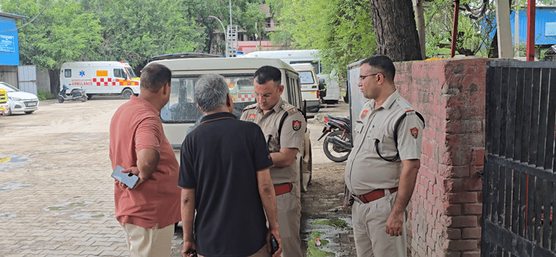 सिविल अस्पताल में उदिता के पिता अजय पाटिल से बात करते पुलिस अधिकारी।