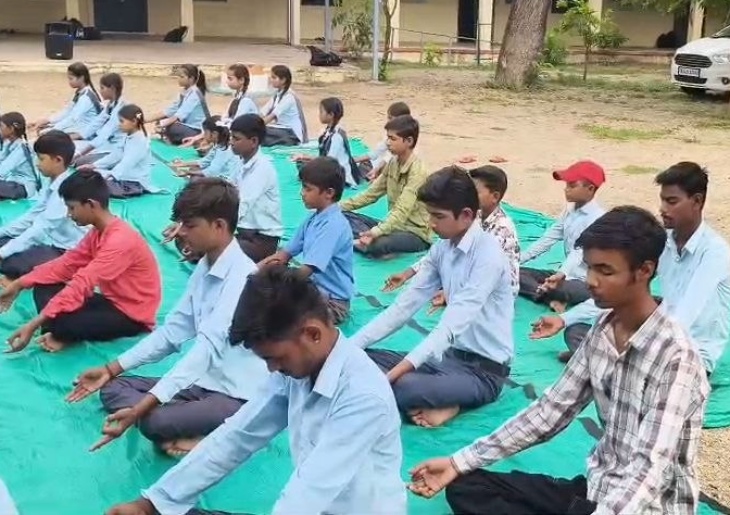 स्कूल में प्रार्थना सभा में मौजूद स्टूडेंट।