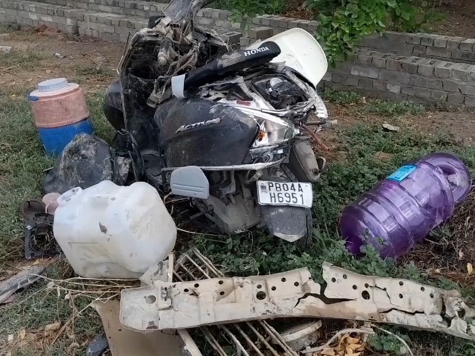 हादसाग्रस्त एक्टिवा और मौके पर पड़ा सामान।