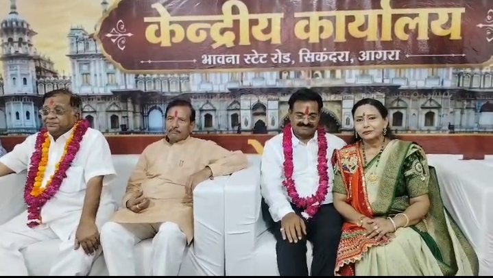 विधायक पुरुषोत्तम खंडेलवाल सहित बैठे राजा दशरथ और माता कौशल्या स्वरूप