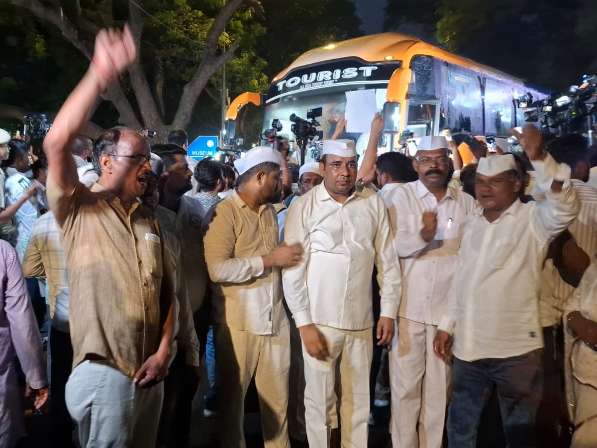 बुलंदशहर से कांग्रेस नेता ज्ञानेंद्र राघव के साथ सैकड़ों कार्यकर्ता बस से दिल्ली पहुंचे।