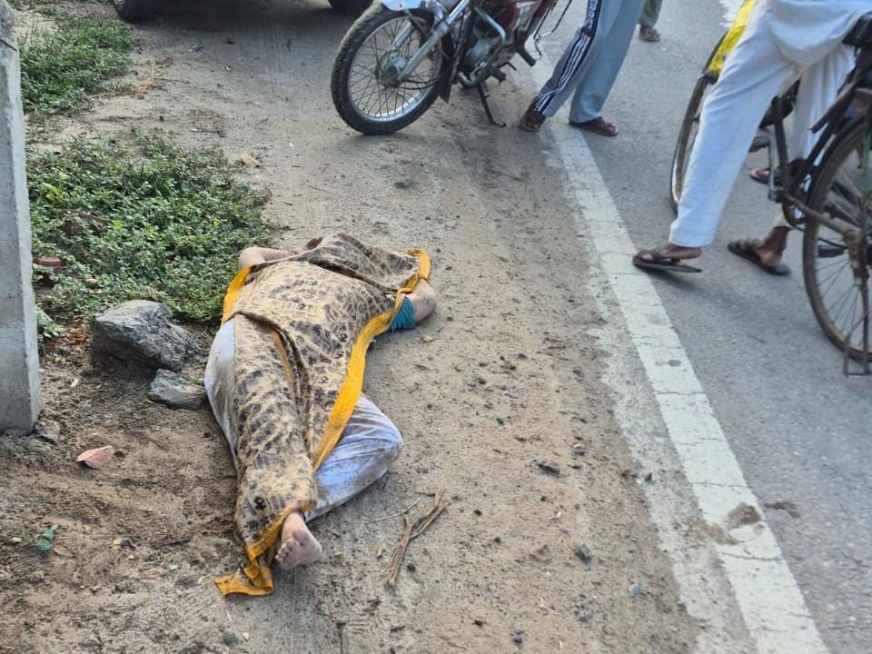 फरीदकोट में हादसे के बाद सड़क पर पड़े महिलाओं के शव।