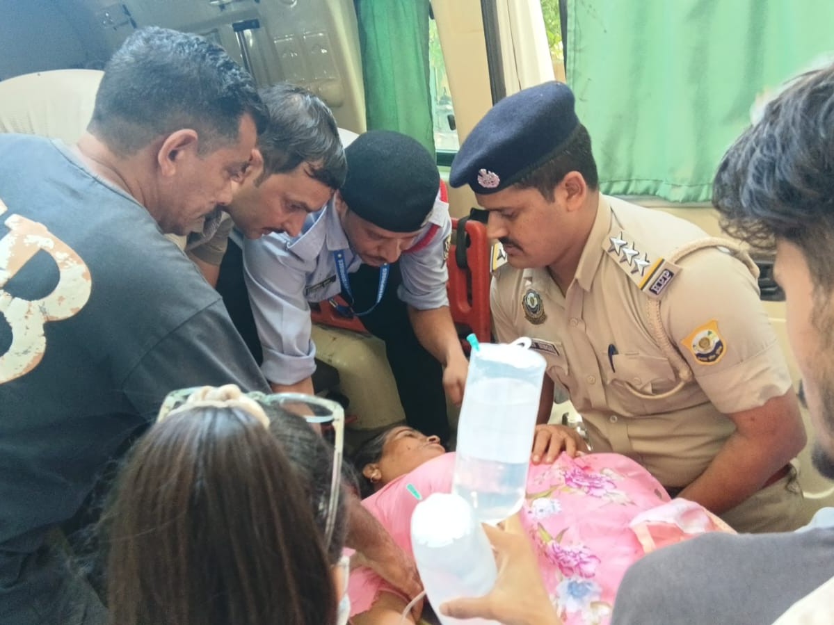 घायल महिला से पूछताछ करते पुलिस अधिकारी।