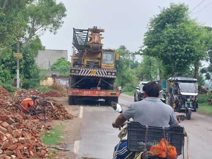 पुलिया से गुजरते हुए लोग।