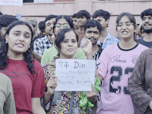 हाथों में तख्तियां लेकर पहुंचे छात्रों ने केंद्र सरकार के खिलाफ जमकर नारेबाजी की और केंद्रीय शिक्षा मंत्री धर्मेंद्र प्रधान के इस्तीफे की मांग उठाई।