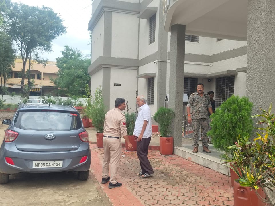 पकड़े गए दोनों आरोपियों को कोर्ट लाया गया है।