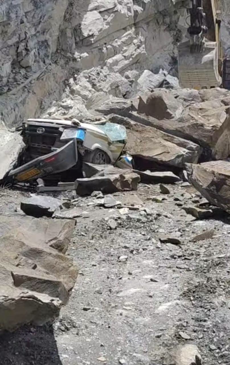 उदयपुर-किलाड़ सड़क पर चट्टानों के नीचे दबी गाड़ी।