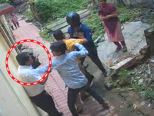 गोरखपुर में निलंबित क्लर्क ने ऑफिस में हमला किया, बोला- पिस्तौल निकालो, इसे मार देते हैं|गोरखपुर,Gorakhpur - Dainik Bhaskar