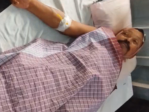 घायल पुलिसकर्मी का अस्पताल में इलाज चल रहा है, जहां उन्हें ड्रिप चढ़ाई गई है।