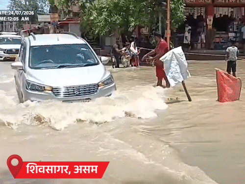 असम के शिवसागर में जेंगोनिकोटिया इलाके में सड़क पर पानी भर गया। शिवसागर से नेशनल हाईवे-37 के बीच संपर्क पूरी तरह कट गया है।