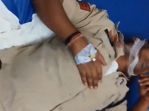 पुलिसकर्मी के सिर पर चोट आई है, उसे अस्पताल में भर्ती किया गया है।