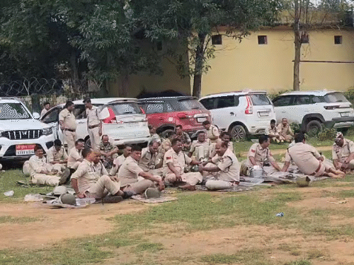 हालात को देखते हुए इलाके में पुलिस बल तैनात किया गया है।