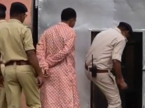शादी की रस्म पूरी होते ही युवक को फिर जेल भेज दिया गया।