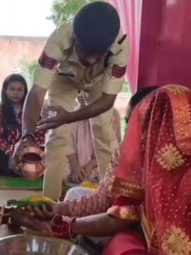 शादी में एक पुलिस जवान ने कन्यादान की रस्म निभाई।