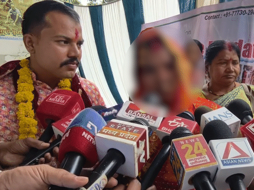 मीडिया से बातचीत के दौरान दूल्हे ने दुल्हन का मांगटीका ठीक किया। (मामला रेप केस से जुड़ा होने के कारण लड़की का चेहरा ब्लर किया गया है)