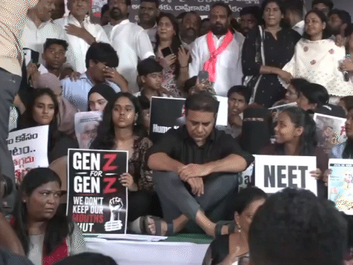 तेलंगाना के हैदराबाद में दिल्ली में प्रदर्शनकारी छात्रों और युवाओं पर कार्रवाई के खिलाफ भारत राष्ट्र समिति छात्र विंग के विरोध प्रदर्शन में भाग लेने के लिए बीआरएस के कार्यकारी अध्यक्ष के. टी. रामाराव धरना चौक पहुंचे।