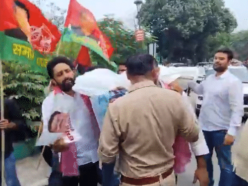 मेरठ में सपा कार्यकर्ताओं ने केंद्रीय शिक्षा मंत्री धर्मेंद्र प्रधान की प्रतीकात्मक अर्थी निकाली।
