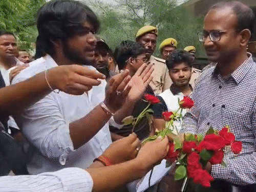 लखीमपुर में छात्रों ने SDM को गुलाब के फूल देकर विरोध दर्ज कराया।