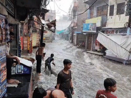 तेज बहाव के दौरान जान भी जोखिम में थी। हर बारिश में भीतरी शहर के हालात ऐसे ही होते हैं। जब यहां रहने वाले लोगों को कैद होना पड़ता है।