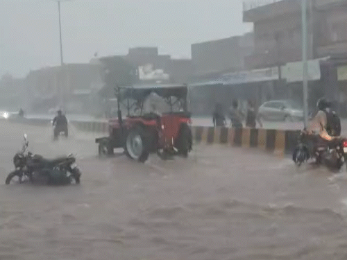 फोटो तिंवरी का है। यहां सड़क पर काफी पानी भर गया था। इसके बाद पानी दुकानों तक में भी घुस गया।