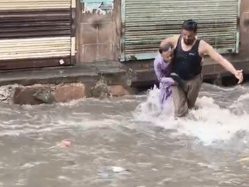 फोटो शहर के बम्बा मोहल्ले का है। इस दौरान एक व्यक्ति ने सड़क की दूसरी तरफ जाने का प्रयास के लिए युवक से मदद मांगी। युवक उसे सड़क के दूसरी तरफ ले जाने लगा, लेकिन वे संभल नहीं पाए। इस पर दोबारा उन्हें दुकान के आगे बने चबूतरे पर बैठाया।