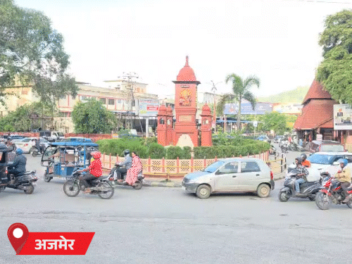 अजमेर में शुक्रवार को दिनभर आसमान में बादलों की आवाजाही बनी रही। बीच-बीच में हुई बूंदाबांदी से मौसम सुहावना हो गया।