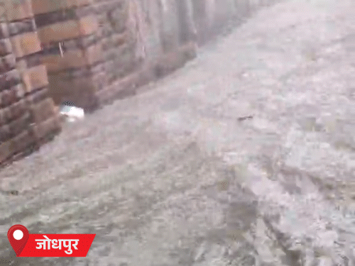 मूसलाधार बारिश के बाद जोधपुर की सड़कें नदी जैसी नजर आने लगीं।